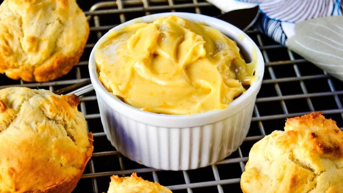 Clementine honey butter in a glass jar with fresh clementine slices.