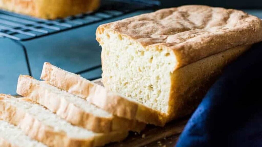 A loaf of bread is sitting on a cutting board.